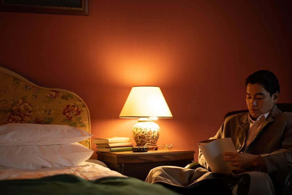 The Best Reading Light for Bed