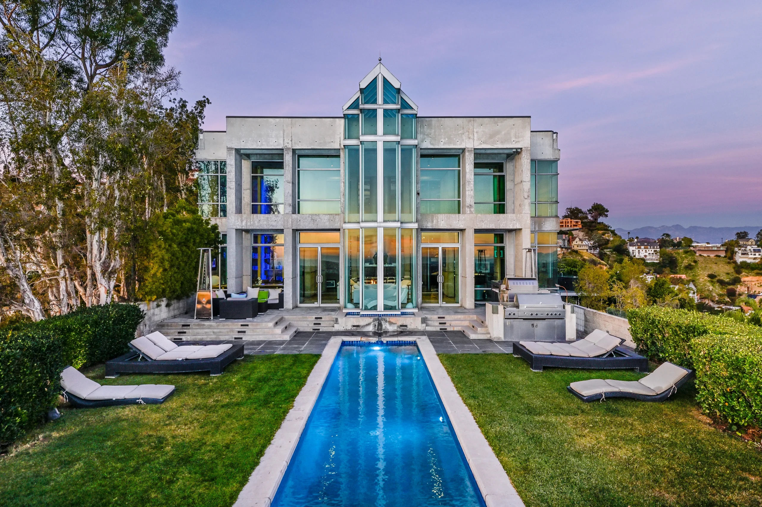Where Does Rihanna Live