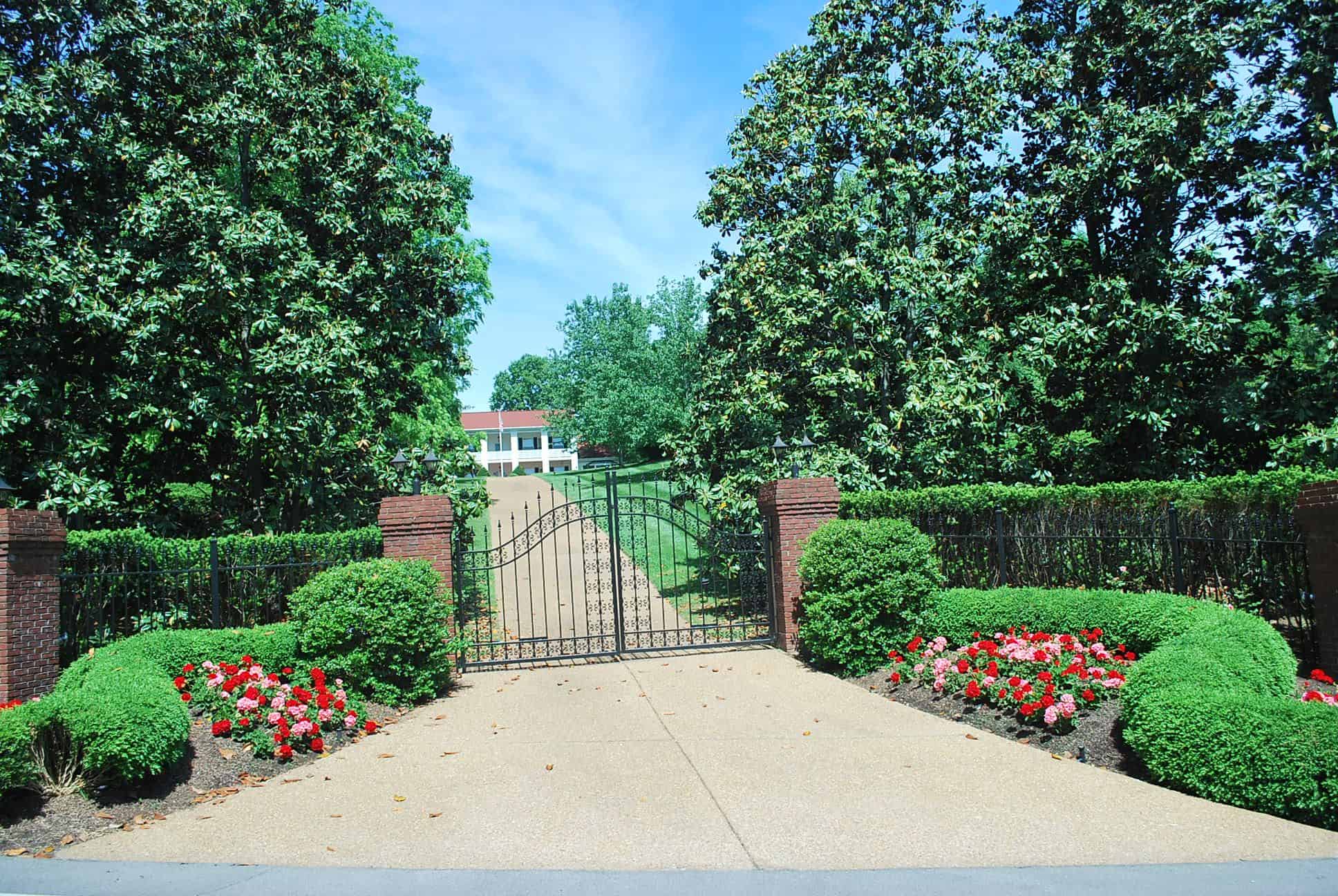 Where Does Dolly Parton Live When Not on Tour?