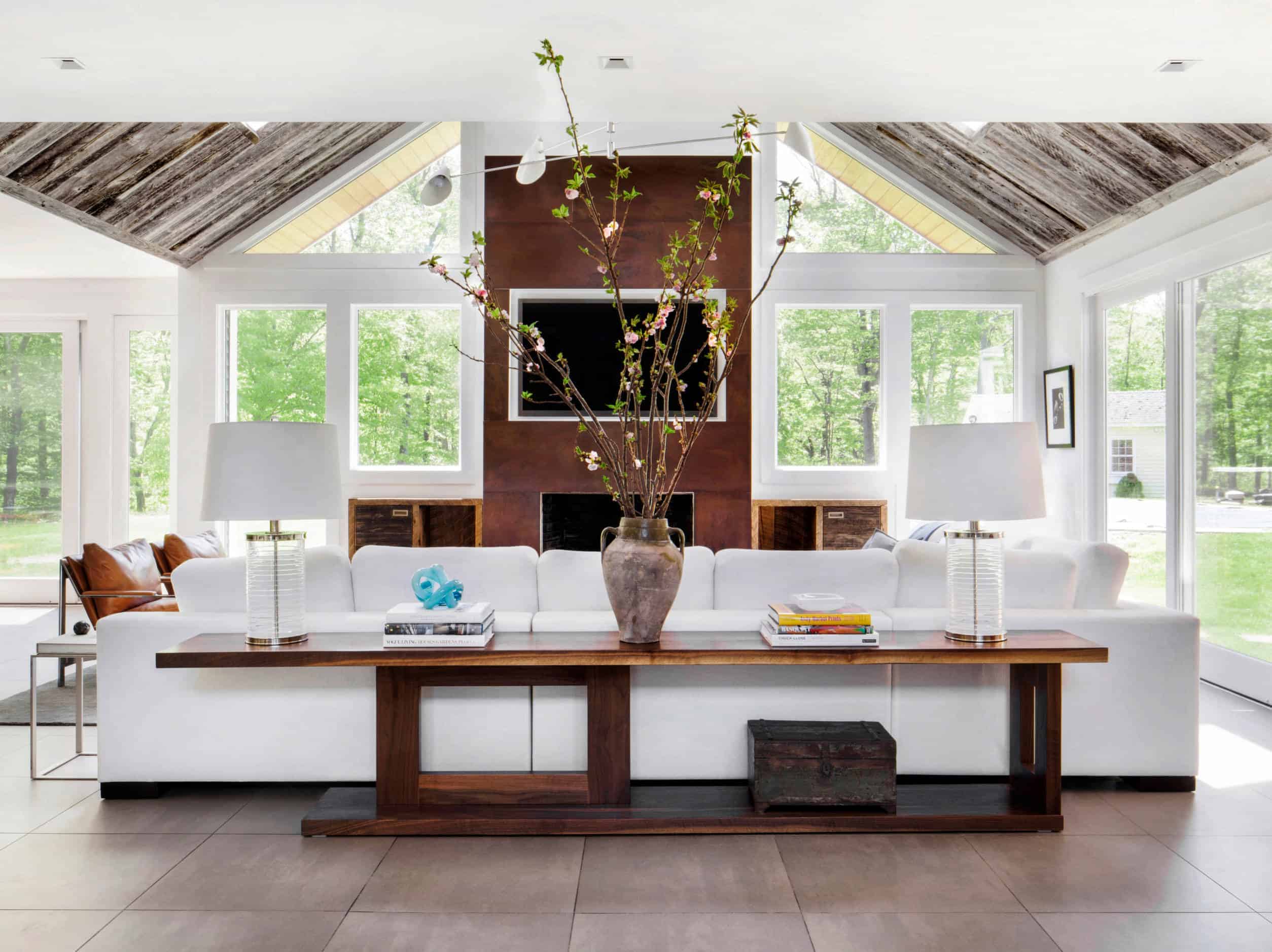 How to decorate sofa table